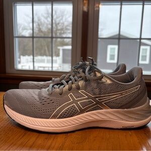 ASICS women’s Gel Excite 8 Gray and White Size 9 Running Shoes Used